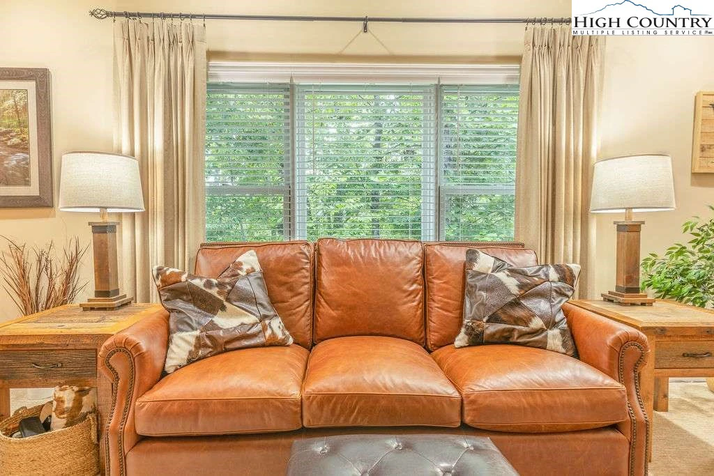 Image number 21 for the current listing