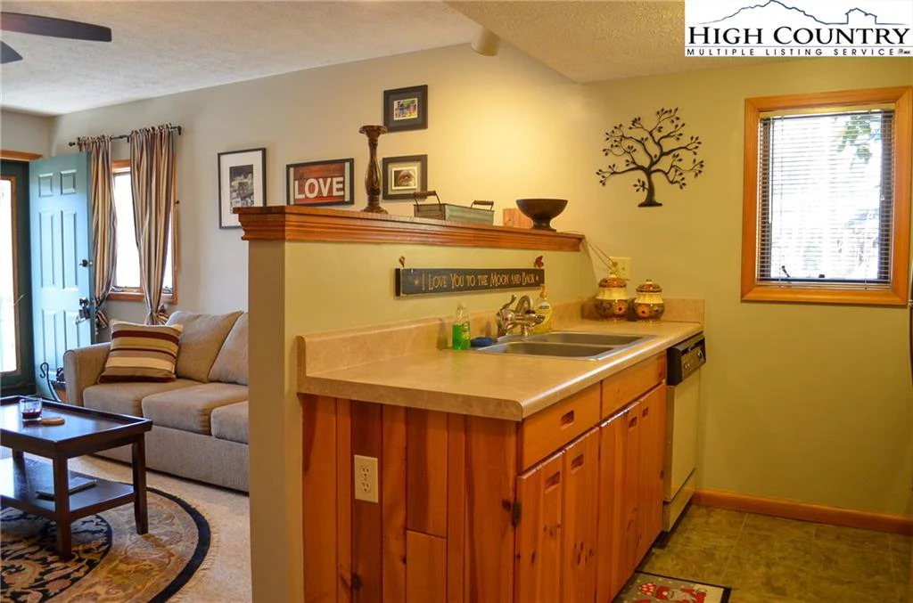 Image number 6 for the current listing