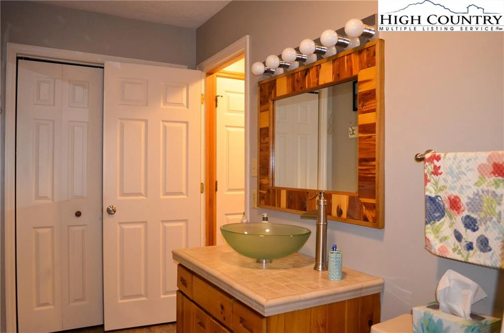 Image number 4 for the current listing
