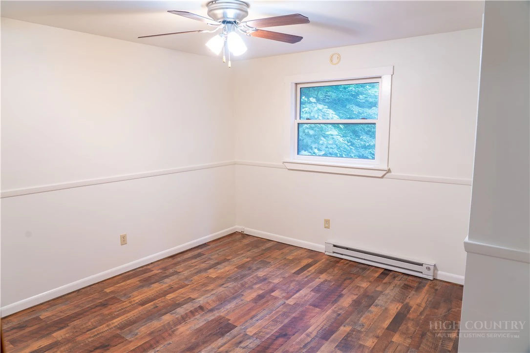 Image number 11 for the current listing