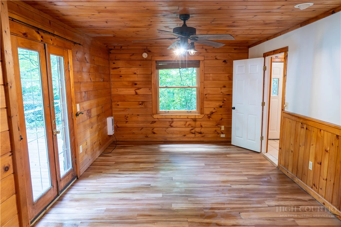 Image number 14 for the current listing