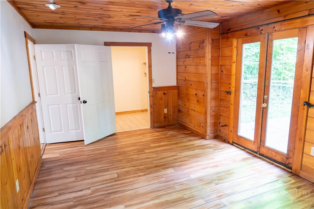 Image number 15 for the current listing