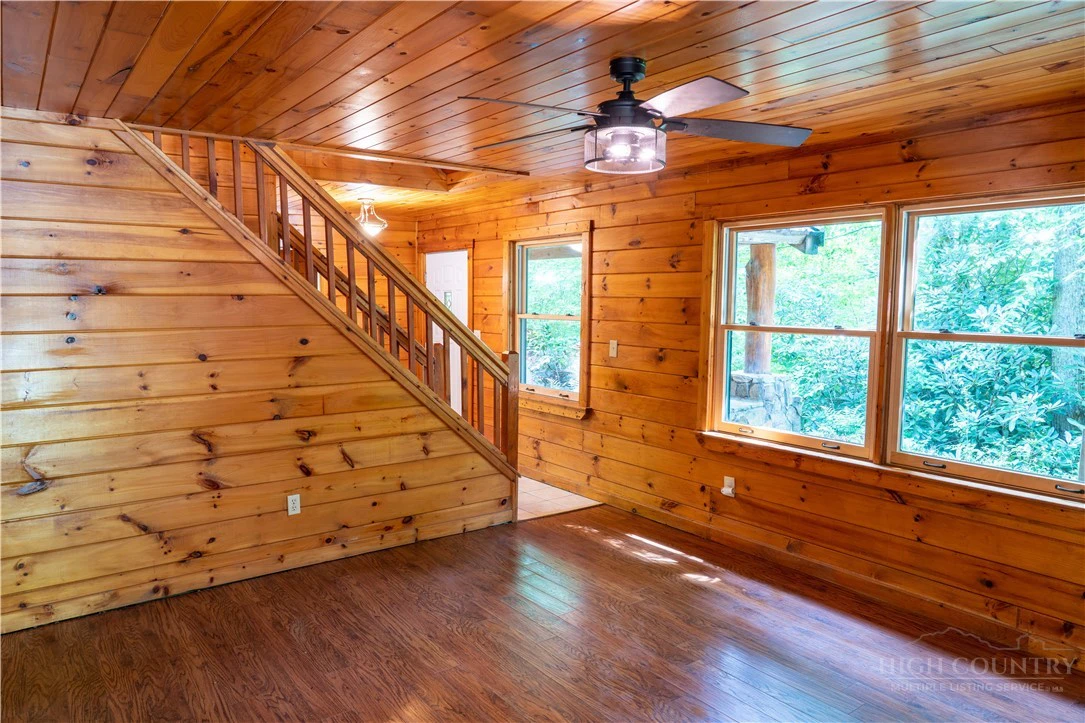 Image number 19 for the current listing