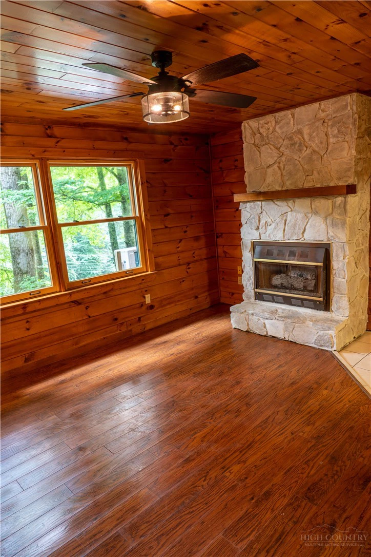 Image number 21 for the current listing