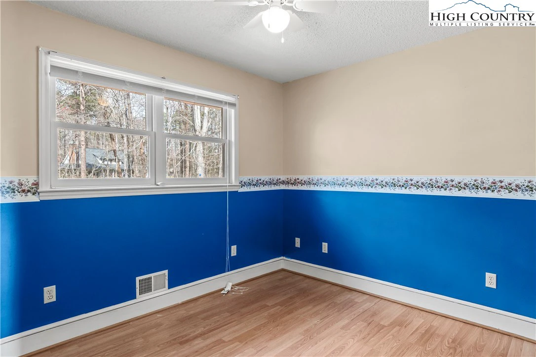 Image number 3 for the current listing