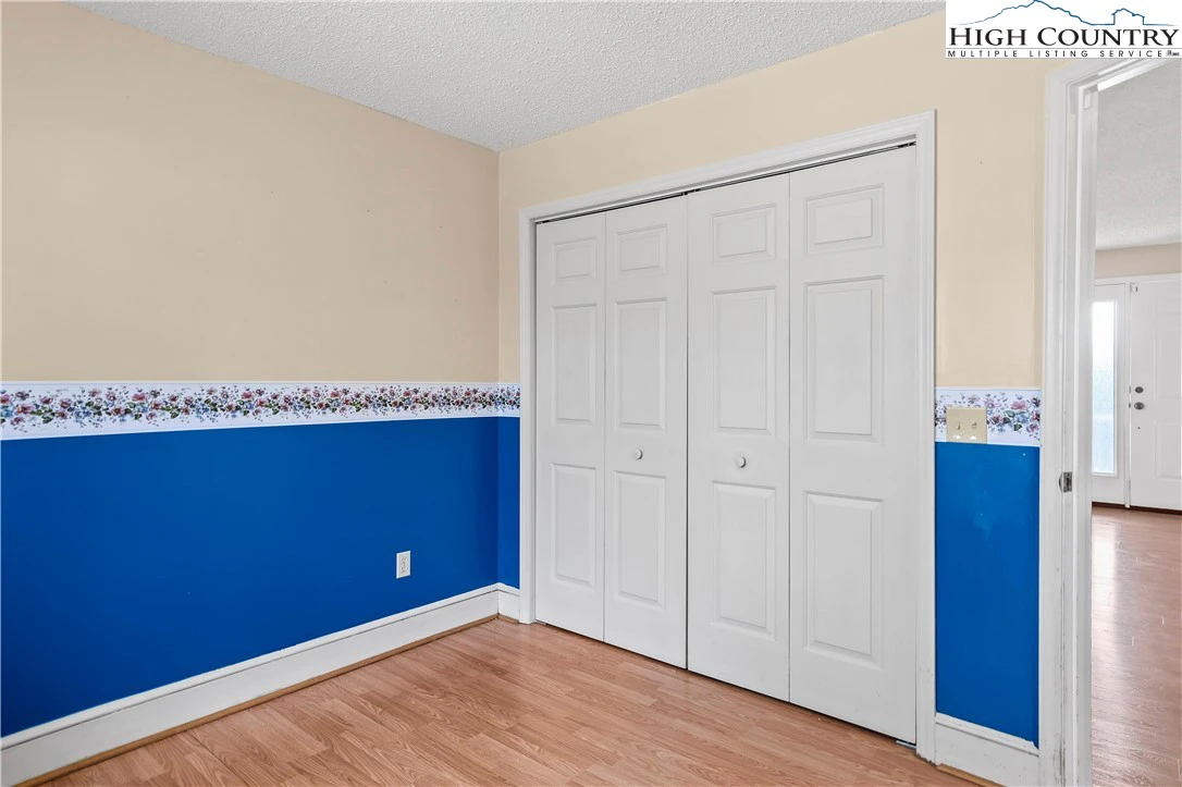 Image number 4 for the current listing