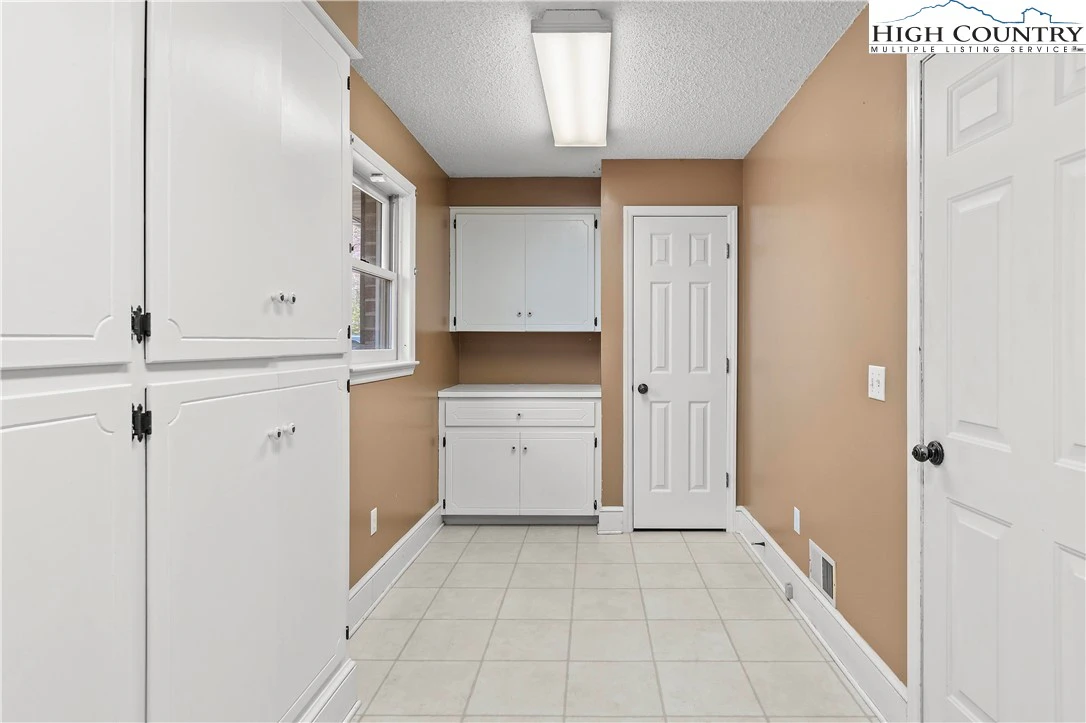 Image number 8 for the current listing