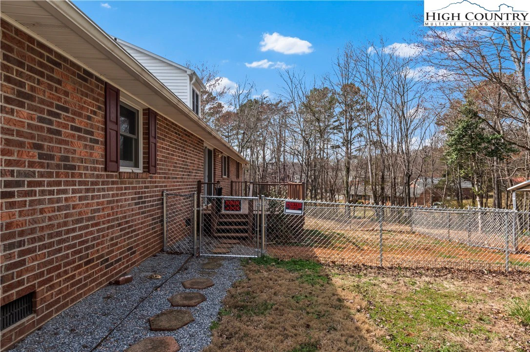Image number 16 for the current listing