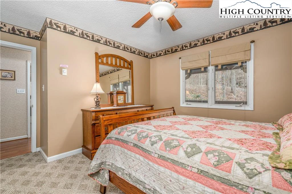 Image number 17 for the current listing