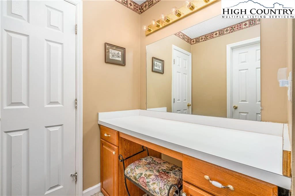 Image number 11 for the current listing