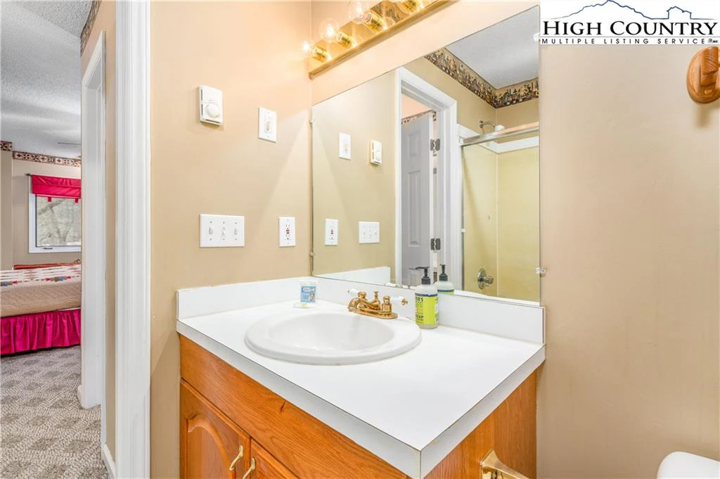 Image number 9 for the current listing