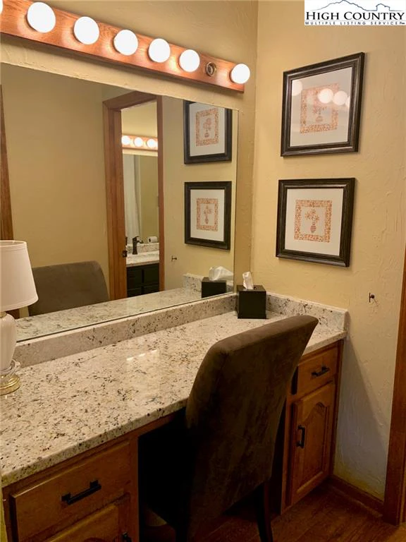 Image number 13 for the current listing
