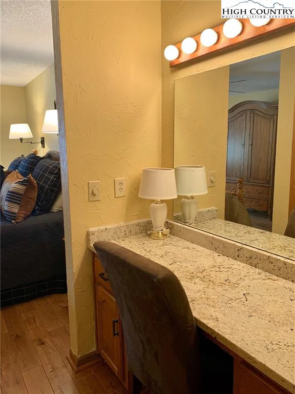 Image number 5 for the current listing