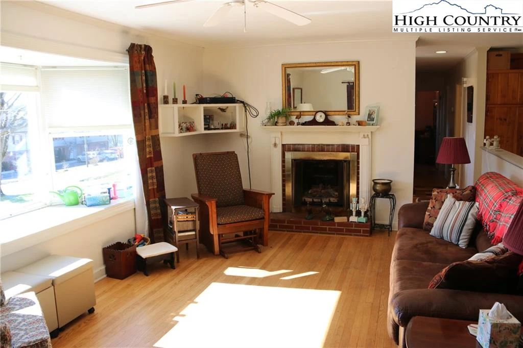 Image number 22 for the current listing