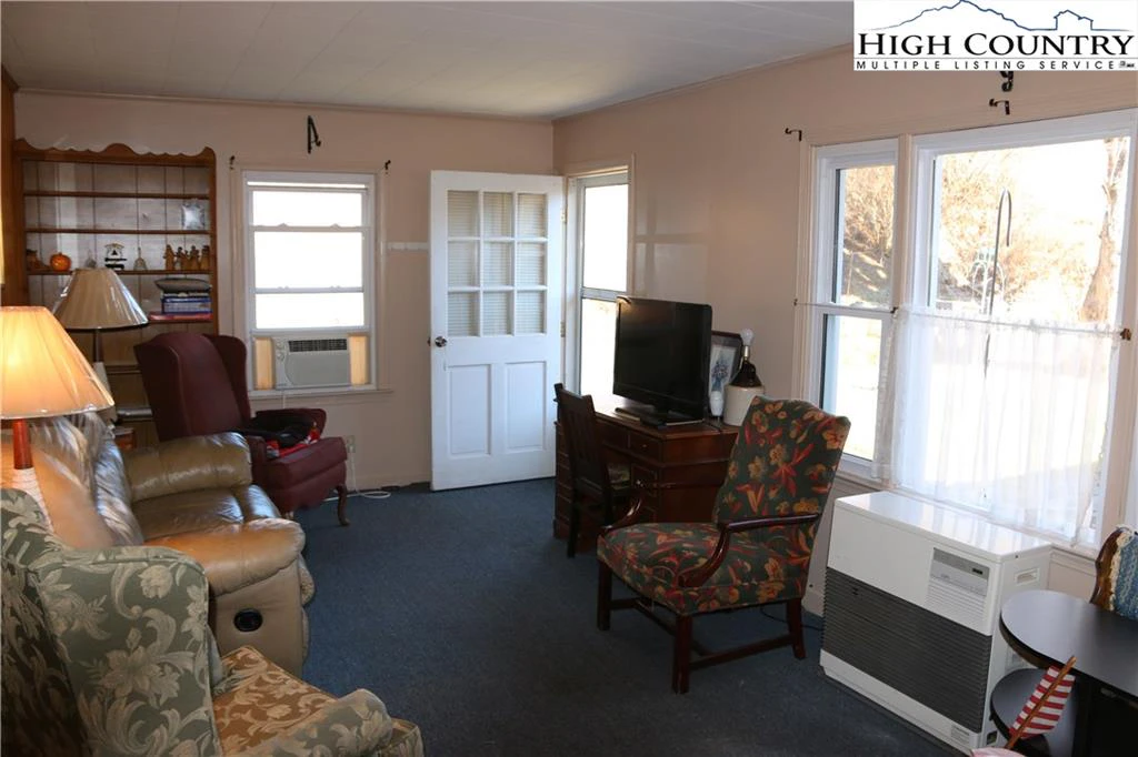 Image number 7 for the current listing