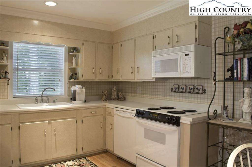 Image number 3 for the current listing