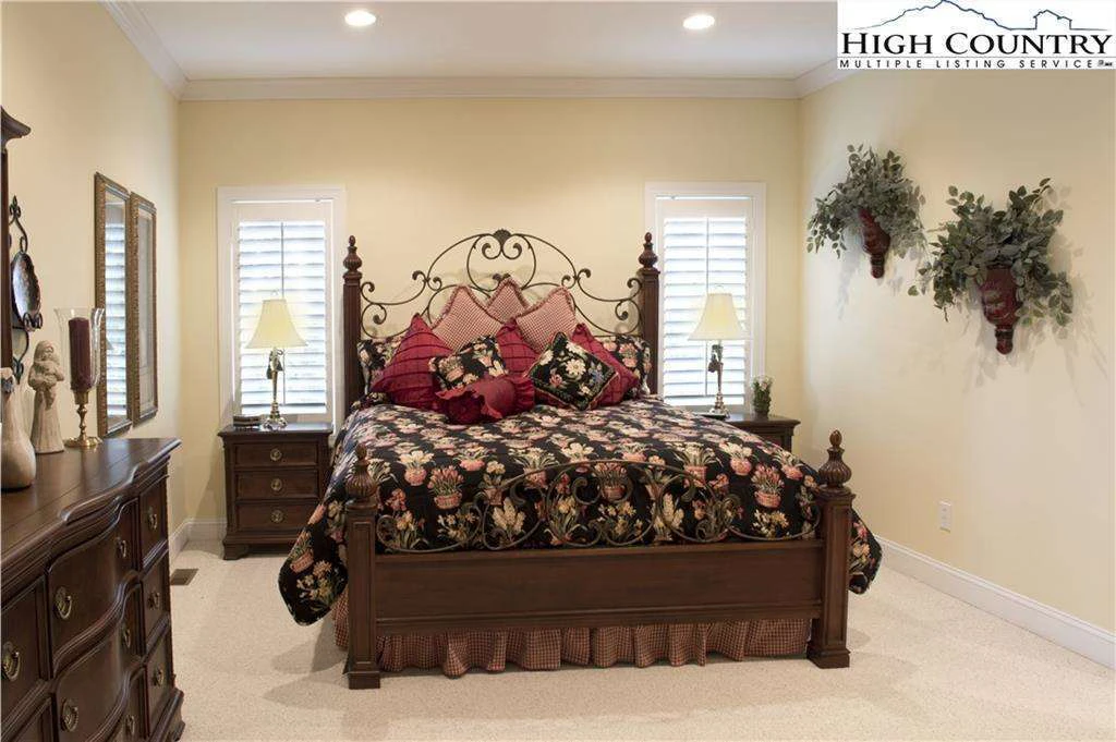 Image number 4 for the current listing