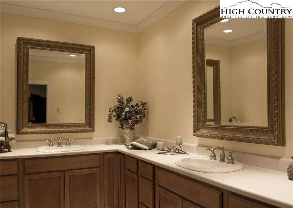 Image number 5 for the current listing