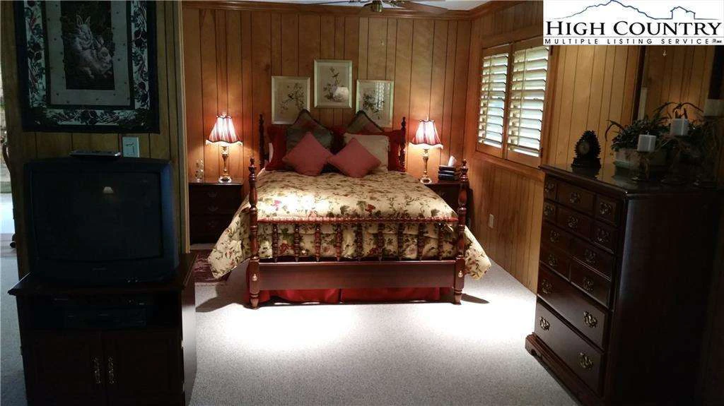 Image number 17 for the current listing