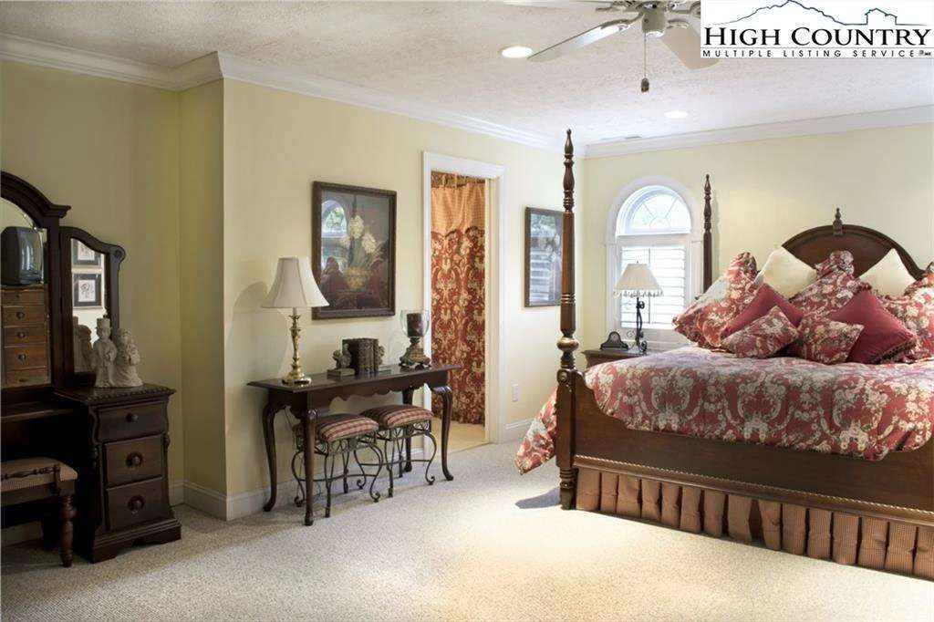 Image number 21 for the current listing