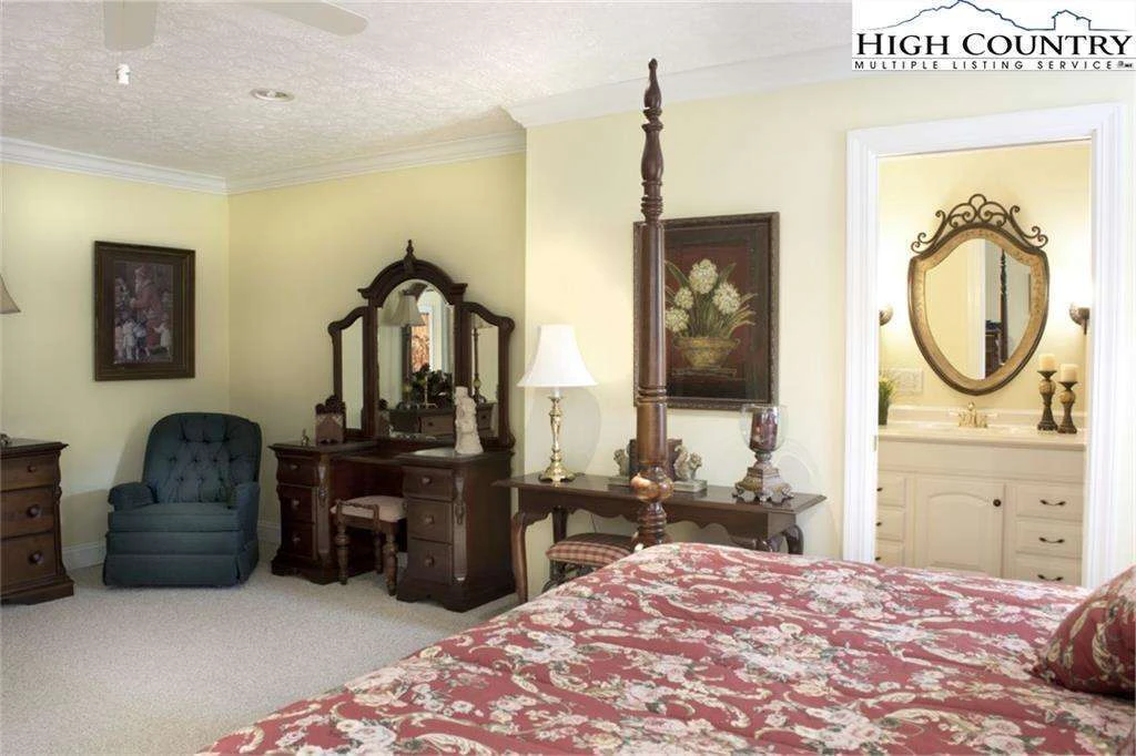 Image number 22 for the current listing