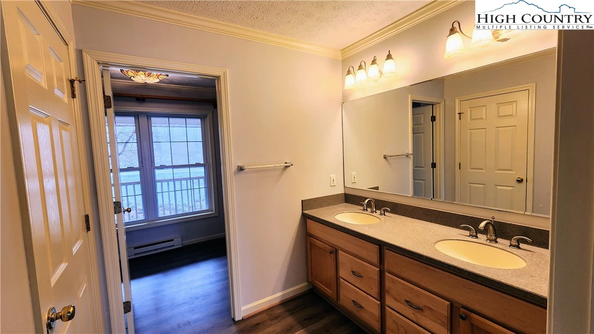 Image number 2 for the current listing