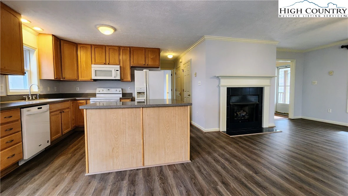 Image number 11 for the current listing
