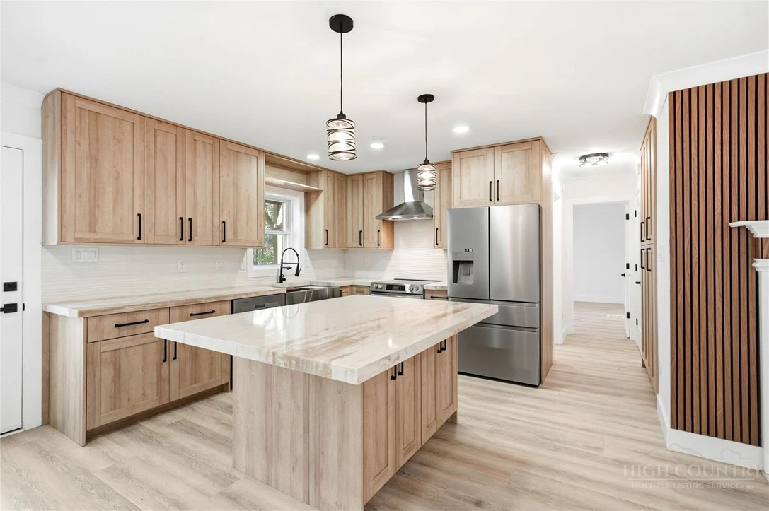 Image number 4 for the current listing