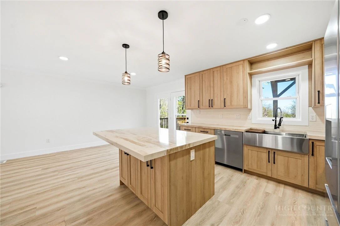 Image number 5 for the current listing