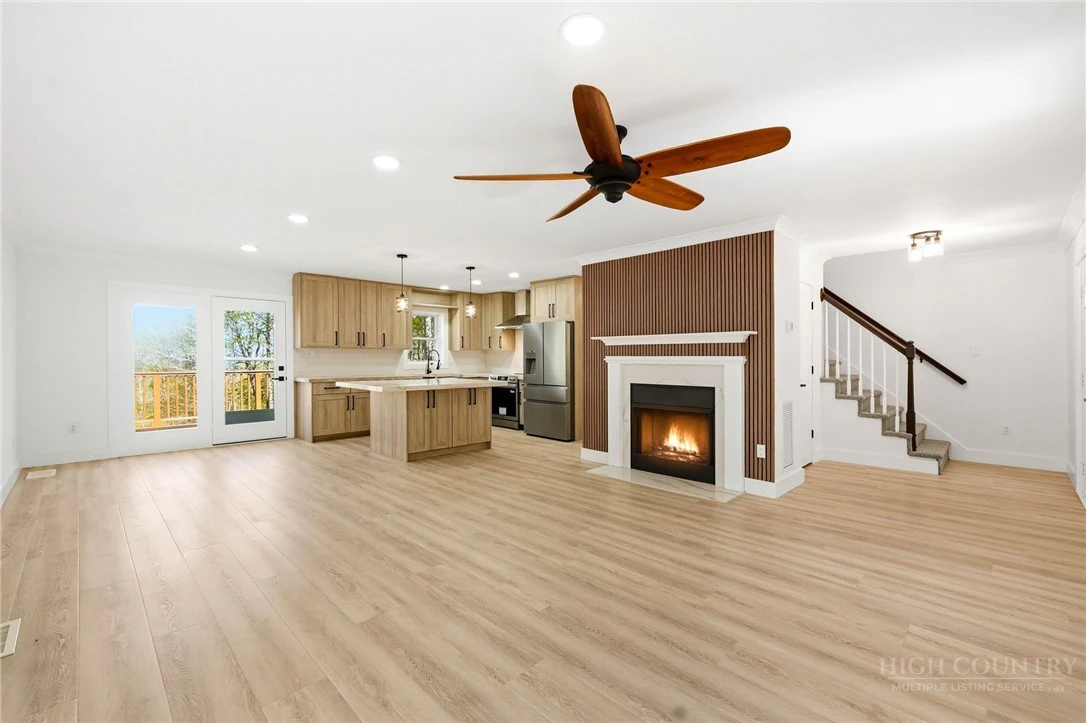 Image number 8 for the current listing