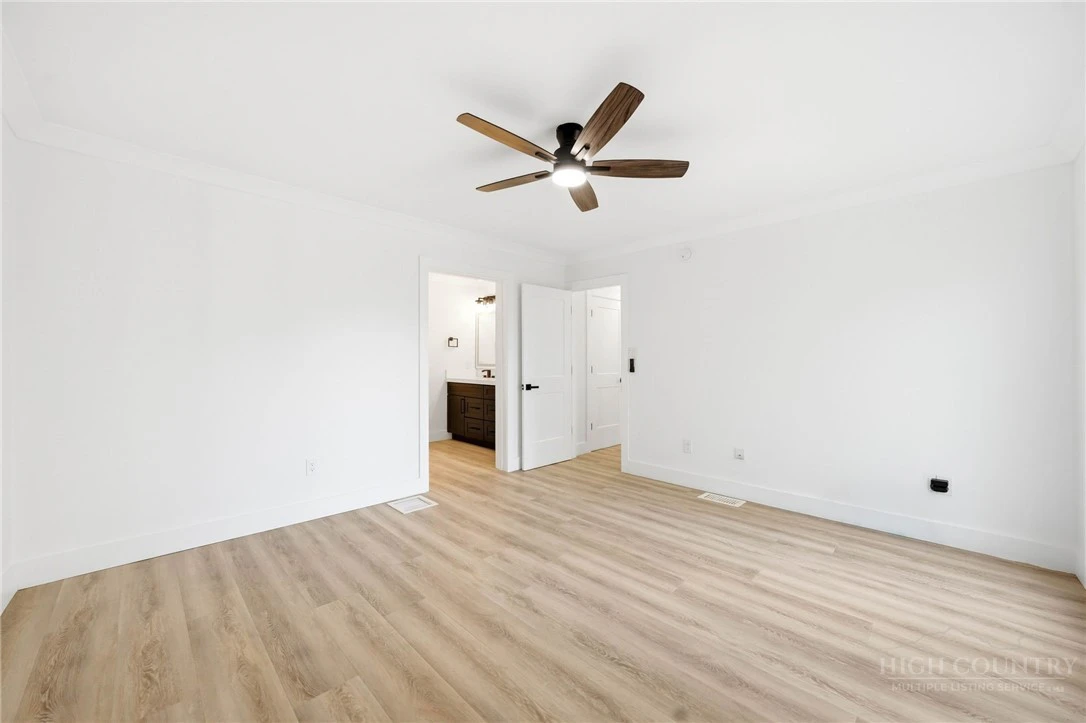 Image number 13 for the current listing