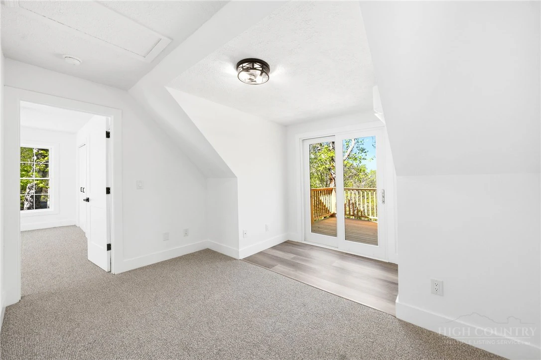 Image number 19 for the current listing