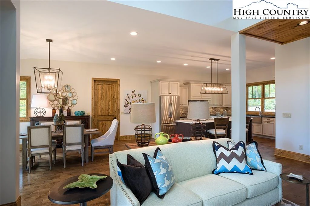Image number 11 for the current listing