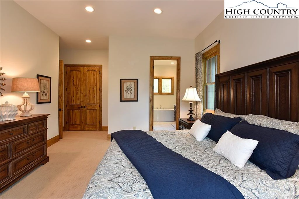 Image number 8 for the current listing