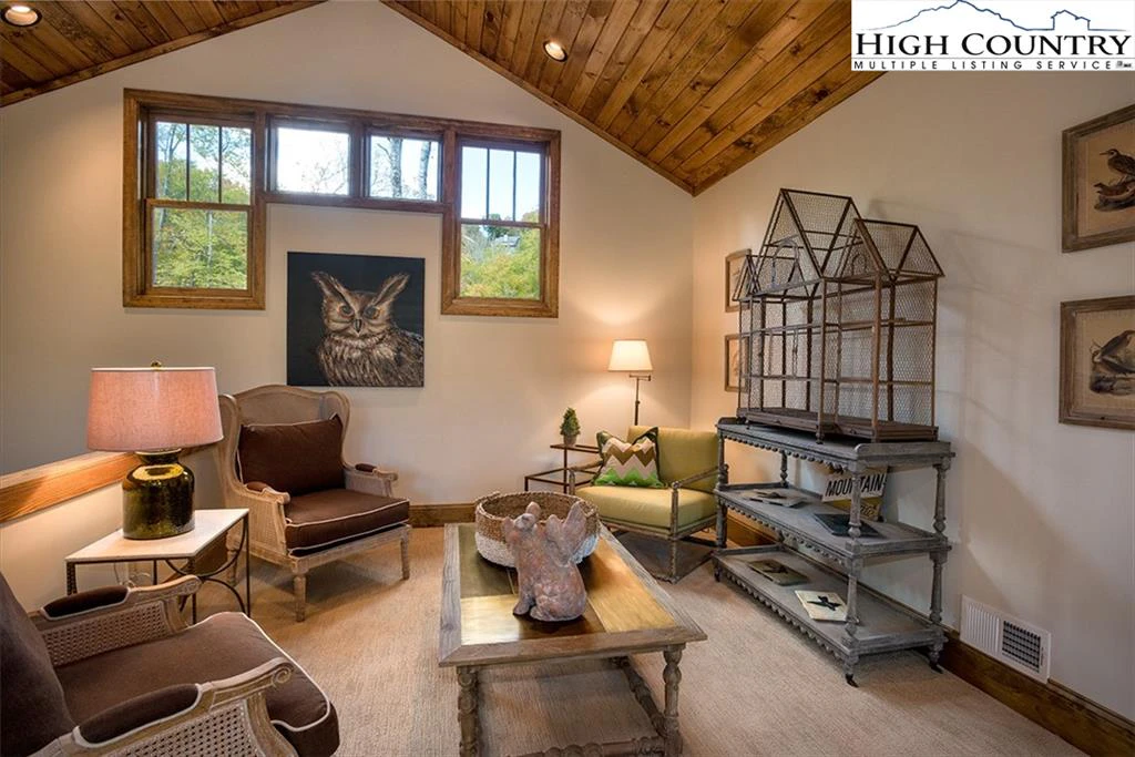 Image number 4 for the current listing