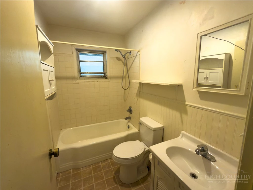 Image number 4 for the current listing