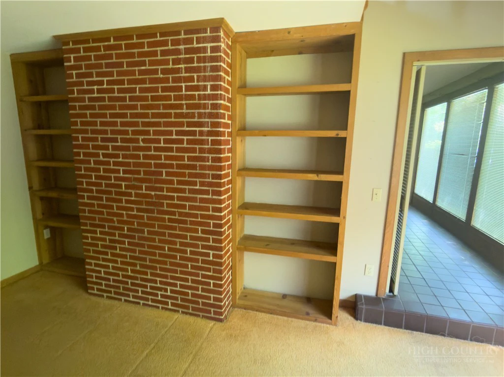 Image number 11 for the current listing