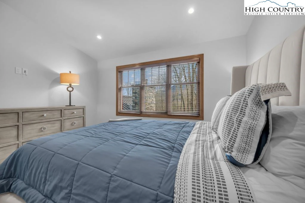 Image number 6 for the current listing