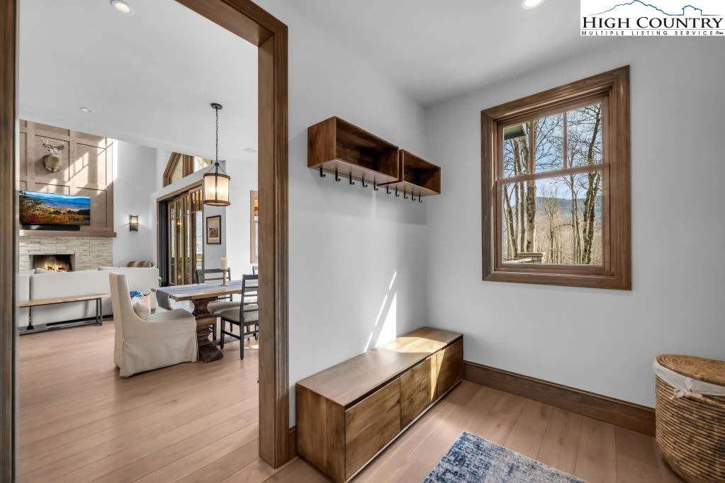 Image number 8 for the current listing
