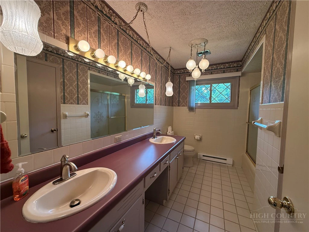 Image number 18 for the current listing