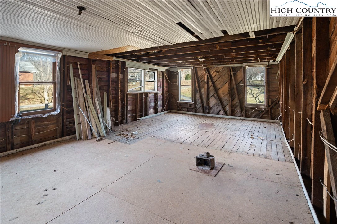 Image number 21 for the current listing