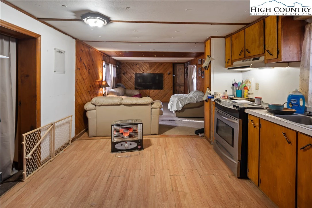 Image number 13 for the current listing