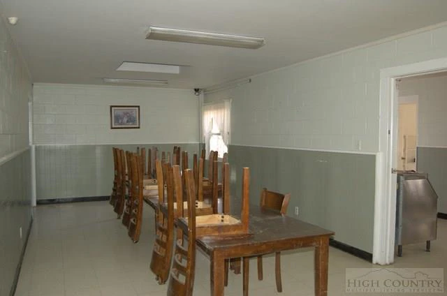 Image number 4 for the current listing