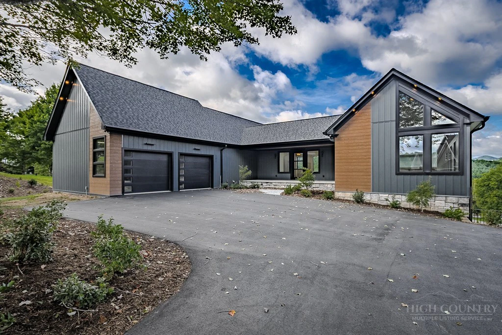 Image number 1 for the current listing