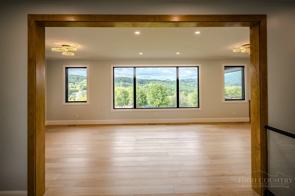 Image number 12 for the current listing