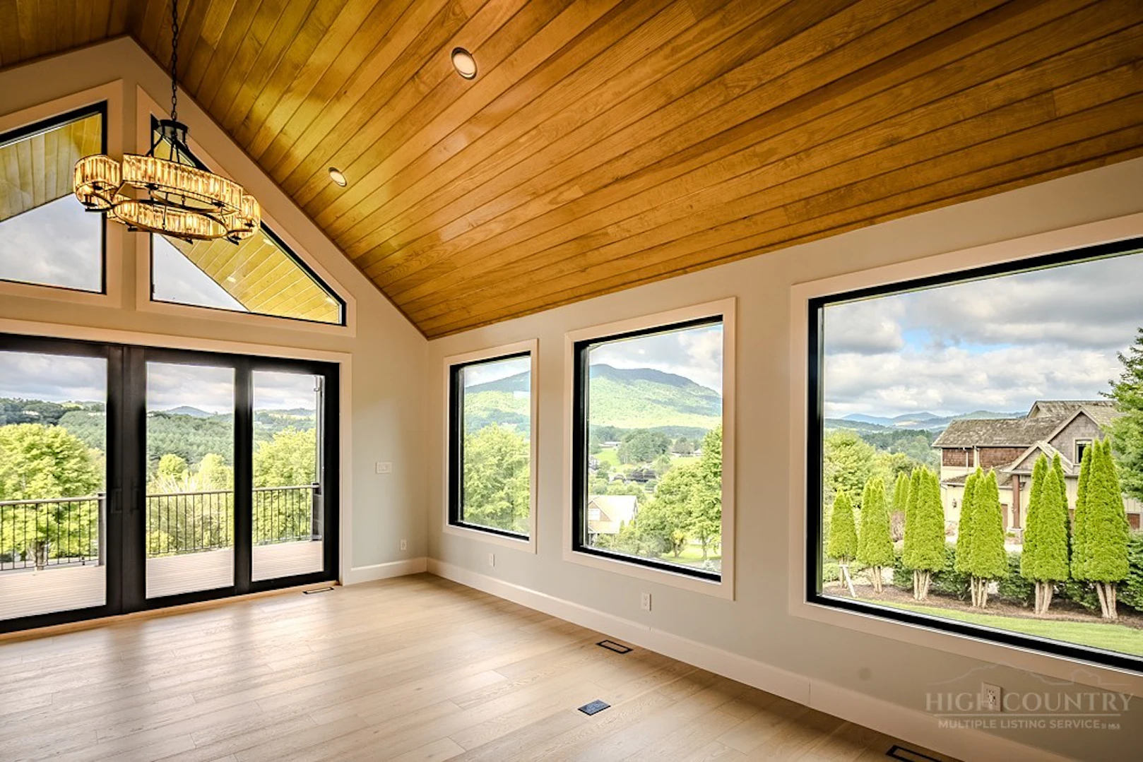 Image number 19 for the current listing