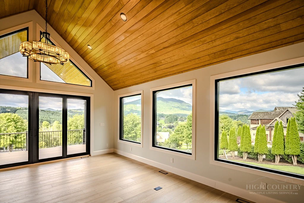 Image number 19 for the current listing