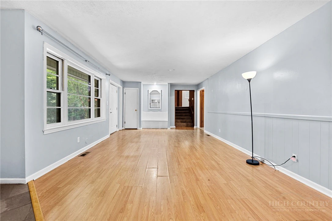 Image number 6 for the current listing