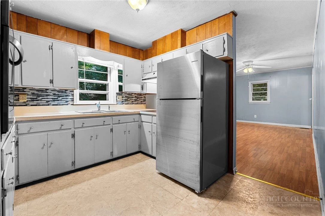 Image number 8 for the current listing