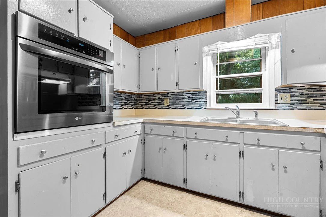 Image number 9 for the current listing